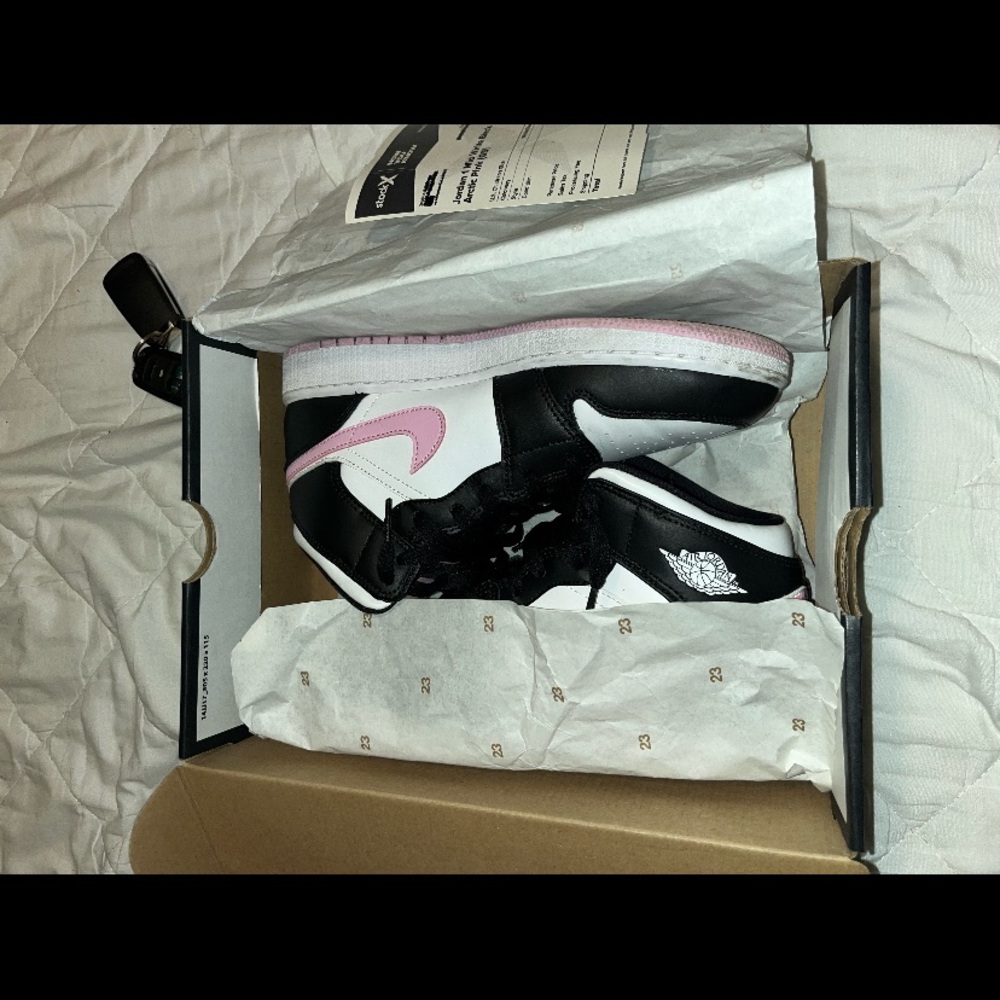 Jordan 1 pink and black. Size 7y. To big for me and in great condition. - Picture 6 of 7